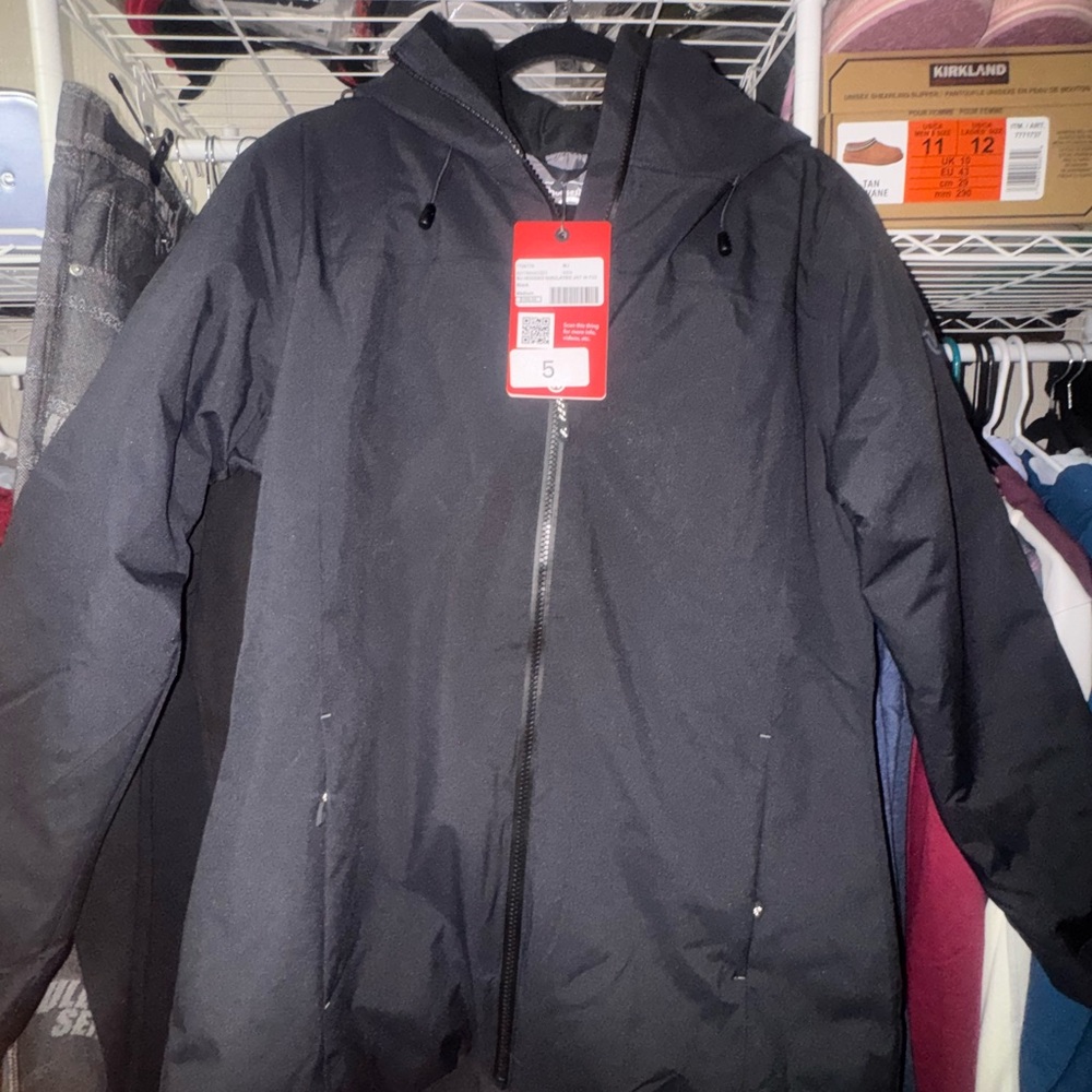 Moosejaw Men's Sleek Black and Gray Puffer Jacket - Picture 3 of 8